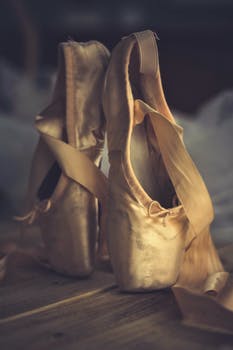 Pointe shoes made of pink satin